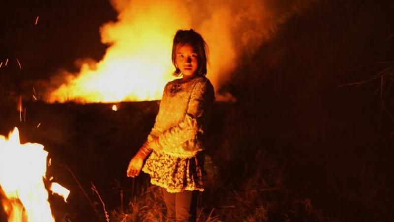 Une salle de cinéma projetant 2001 l’Odyssée de l’espace sur grand écran, illustrant l’influence culturelle et l’impact de la musique classique dans le cinéma.